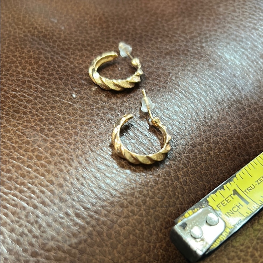 Source Unknown Goldtone Classic Small Hoop Earrings - Picture 5 of 6